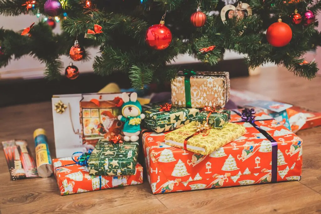 Financial Christmas gifts for children 7 assorted-color gift box under Christmas tree